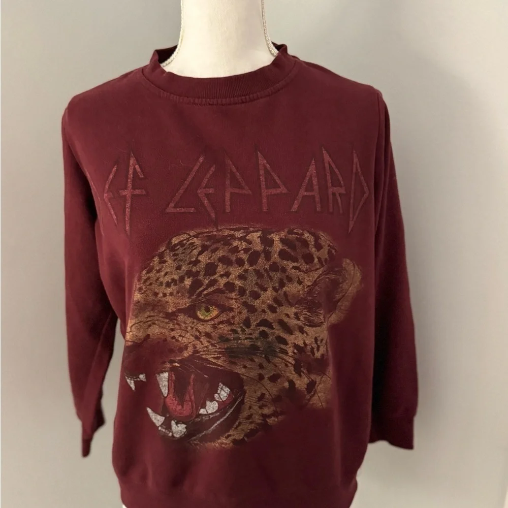 Def leopard crew neck light weighty sweatshirts. Maroon Size XS - Picture 2 of 8